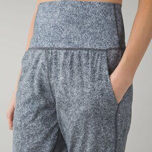 LULULEMON Tranquil Crop – Size 8 – VEUC Rio Mist White/Black